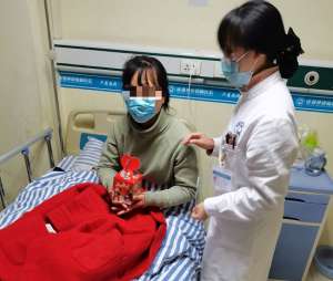 成都癲癇病醫院新聞：平安夜為你送上平安果，成都神康癲癇醫院祝福大家新的一年平平安安，健康順遂!